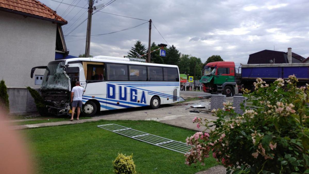 Sudar kamiona i autobusa