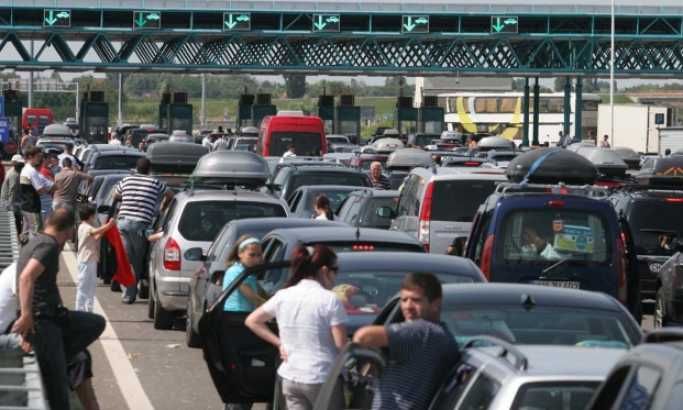 Путничка возила на Градини чекају 70 минута на улаз у Србију