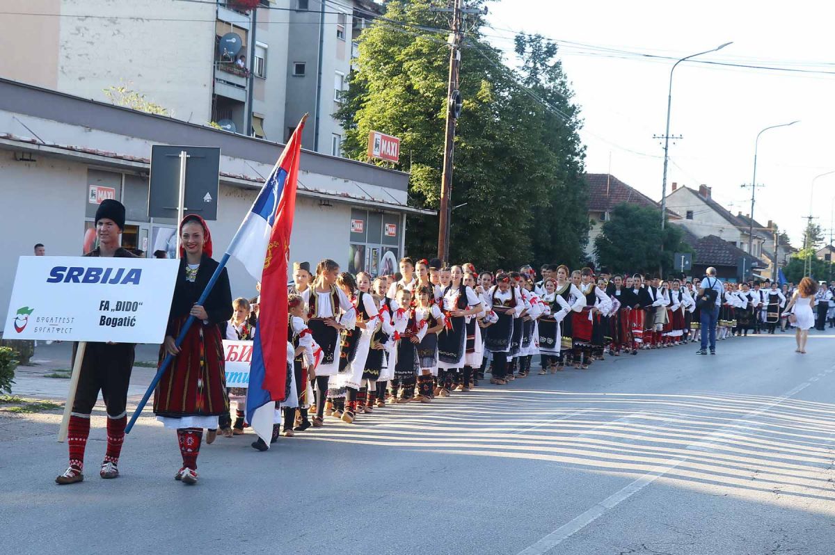 Foto: Mačva info / Defile učesnika ulicama Bogatića