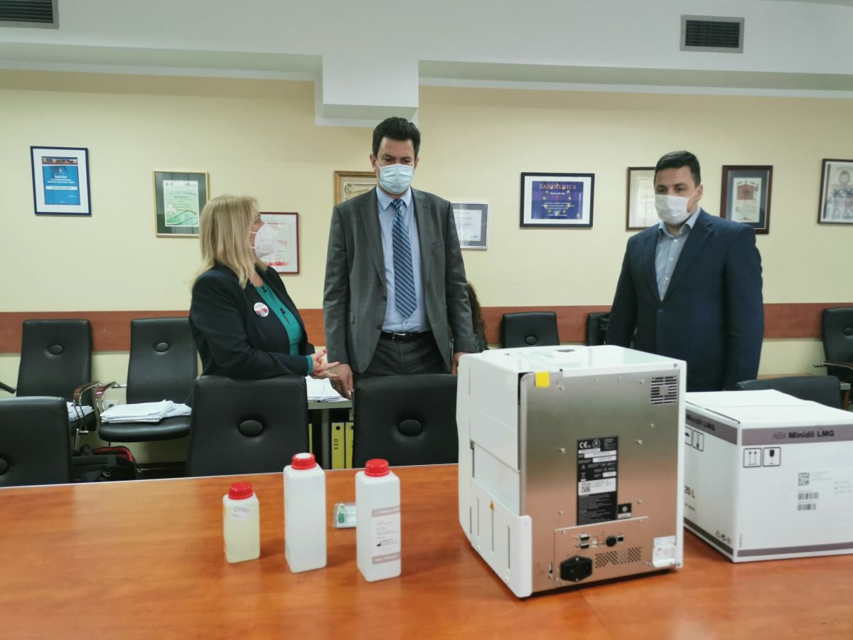 Град Шабац донирао ковид амбуланти апарат за брзу анализу крвне слике