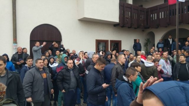Pristalice opozicije i SNS okupile se u Grockoj