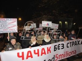 Protest u Čačku večeras predvodili prosvetni radnici sa transparentom Nebitni profesori