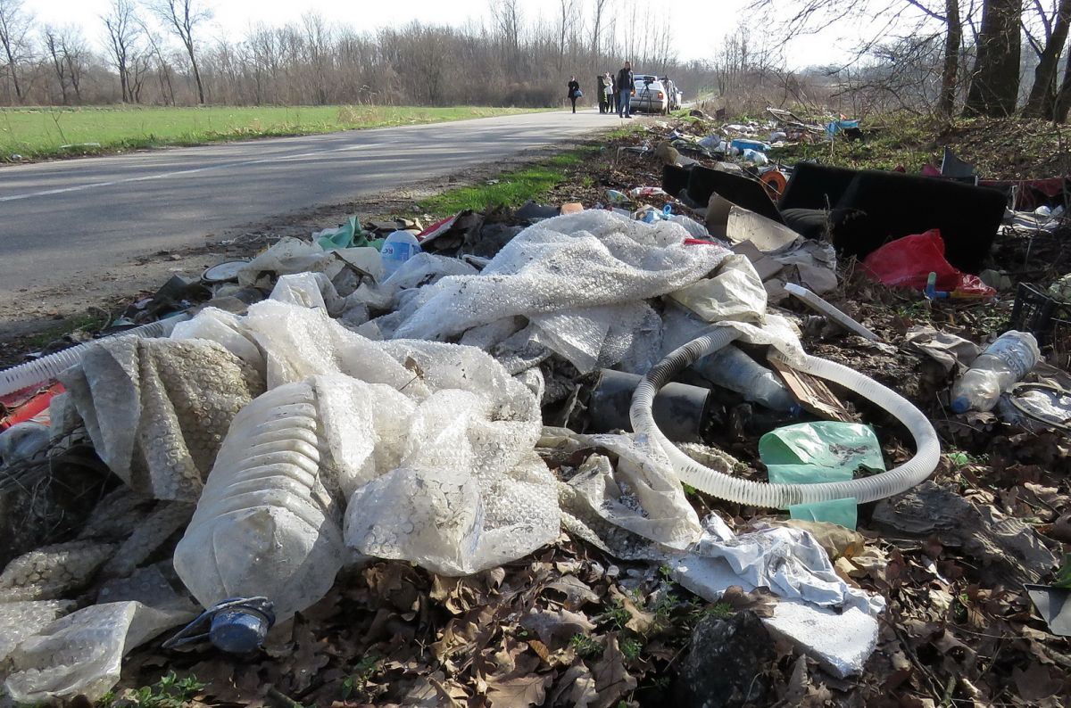 Ekološka bomba pored puta