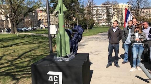 Predstavnici DSS u Beogradu postavili spomenik Aleksandar Vučić - poslednja NATO raketa