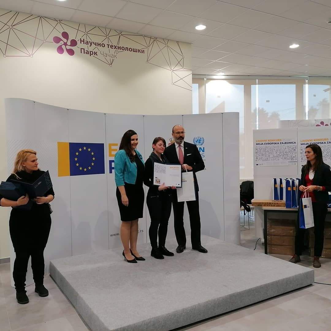 Nagrada učenici Škole primenjenih umetnosti Danici Kuzmanović na konkursu EU PRO