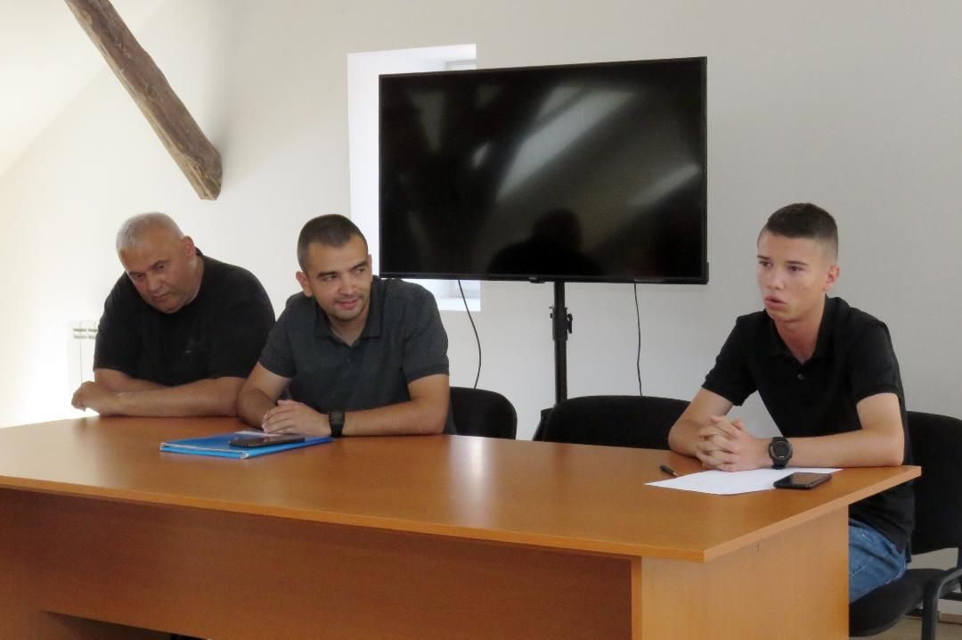 Foto: Glas Podrinja, Dragan Gašić organizator, Dušan Josipovć sudija,  Luka Stanimirović administrator Turnira