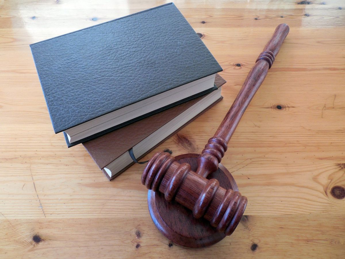 https://pixabay.com/photos/hammer-books-law-court-lawyer-620011/