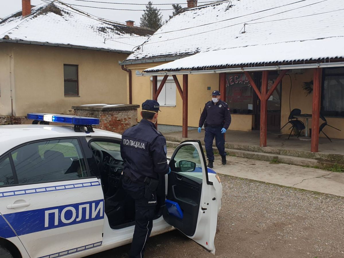 Ekipa Glasa Podrinja sa policijskom patrolom u Mačvanskom Pričinoviću