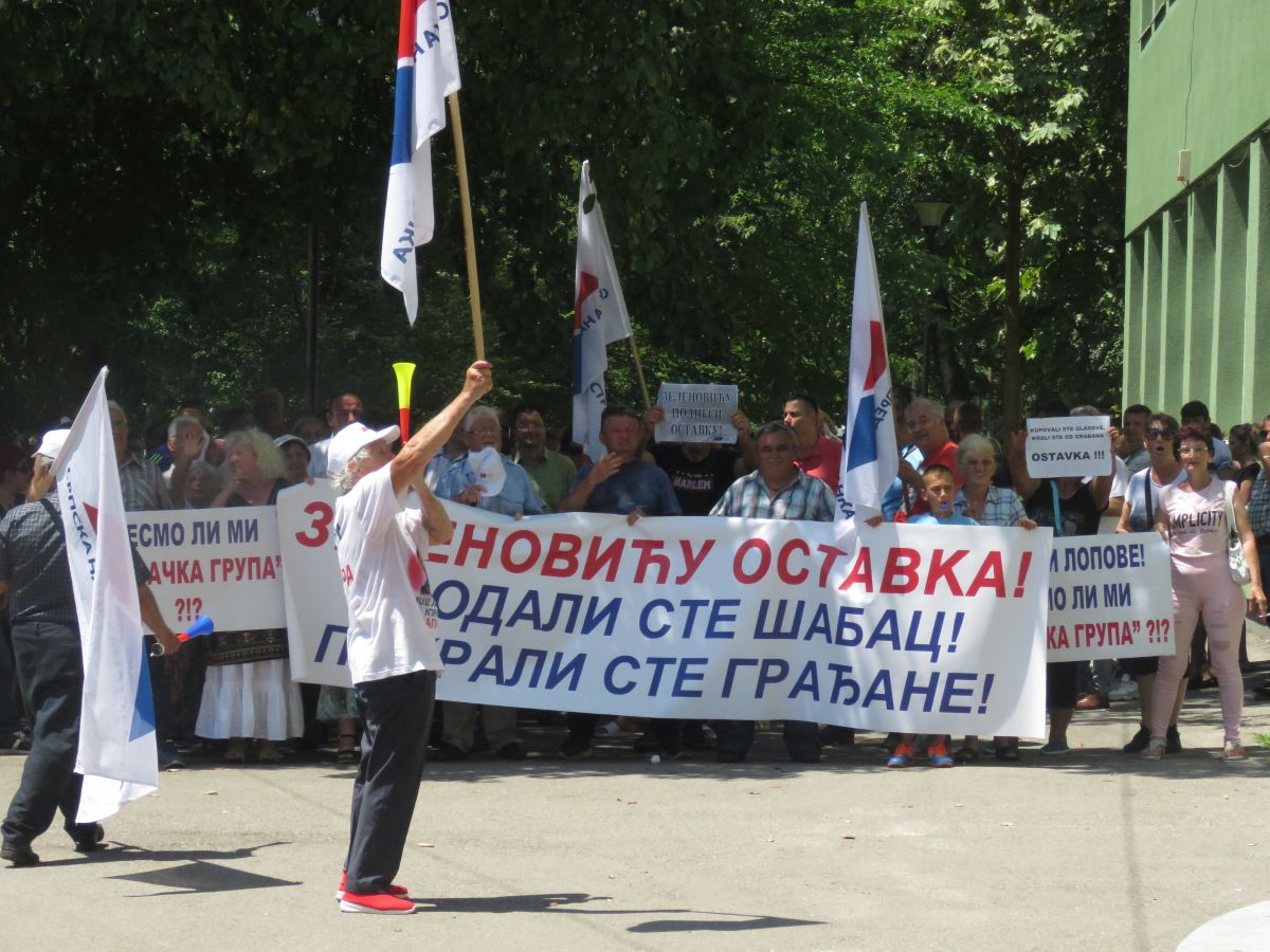 Напредњаци покушавају да ометају рад седнице Скупштине