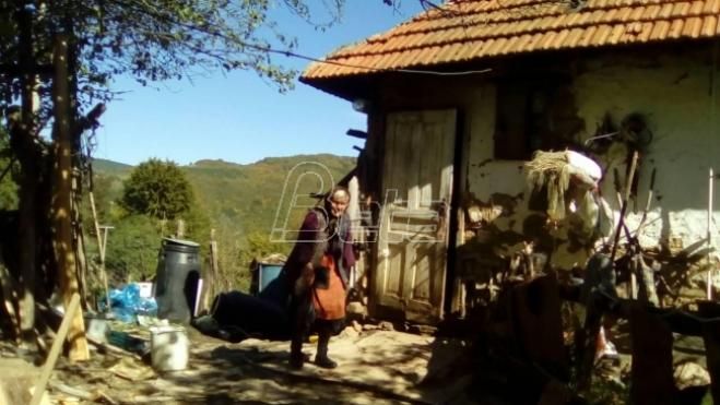 Kod Kuršumlije stogodišnjakinja živi u bedi i siromaštvu