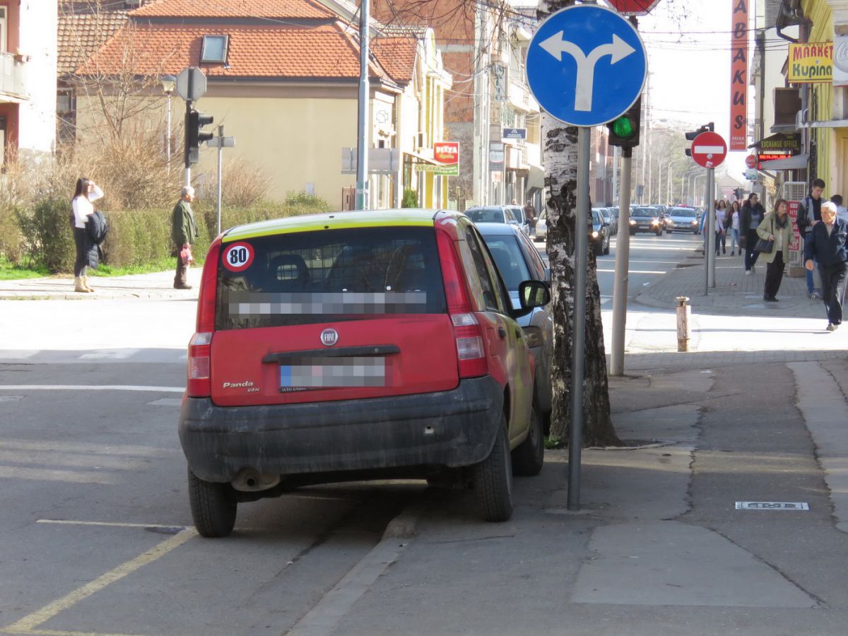 Свакодневно непрописно паркирање у граду угрожава безбедност пешака и саобраћаја