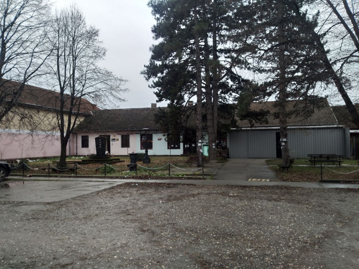 OPUSTELI CENTRI SELA, ZAMANDALjENE KAFANE