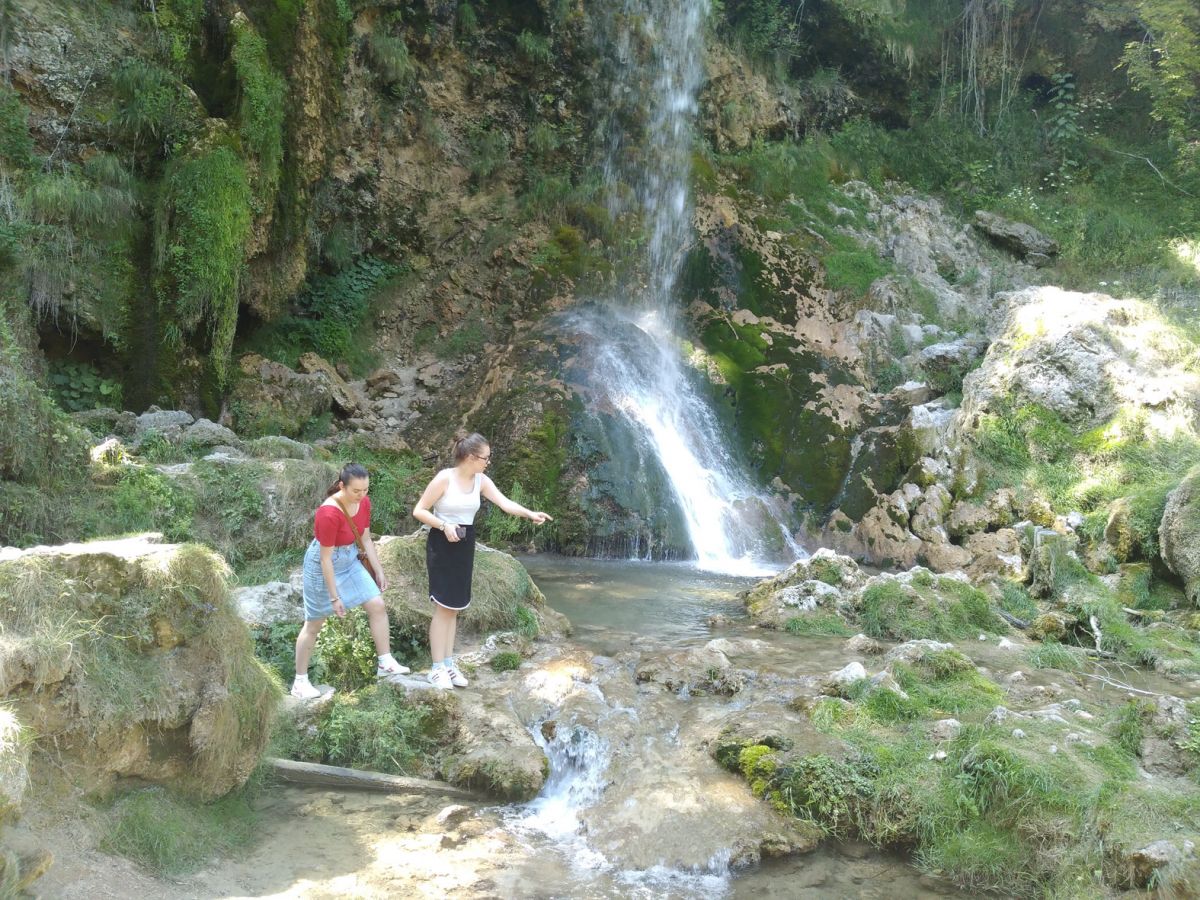 Osveženje ispod Gostiljskog vodopada