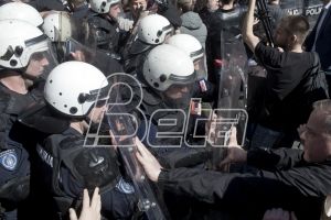 AP: Predsednik Srbije obećava odbranu reda i zakona usred protesta
