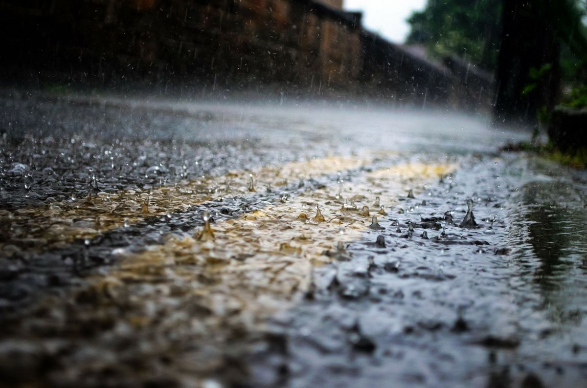 https://pixabay.com/photos/rain-raindrops-seasons-water-macro-84648/