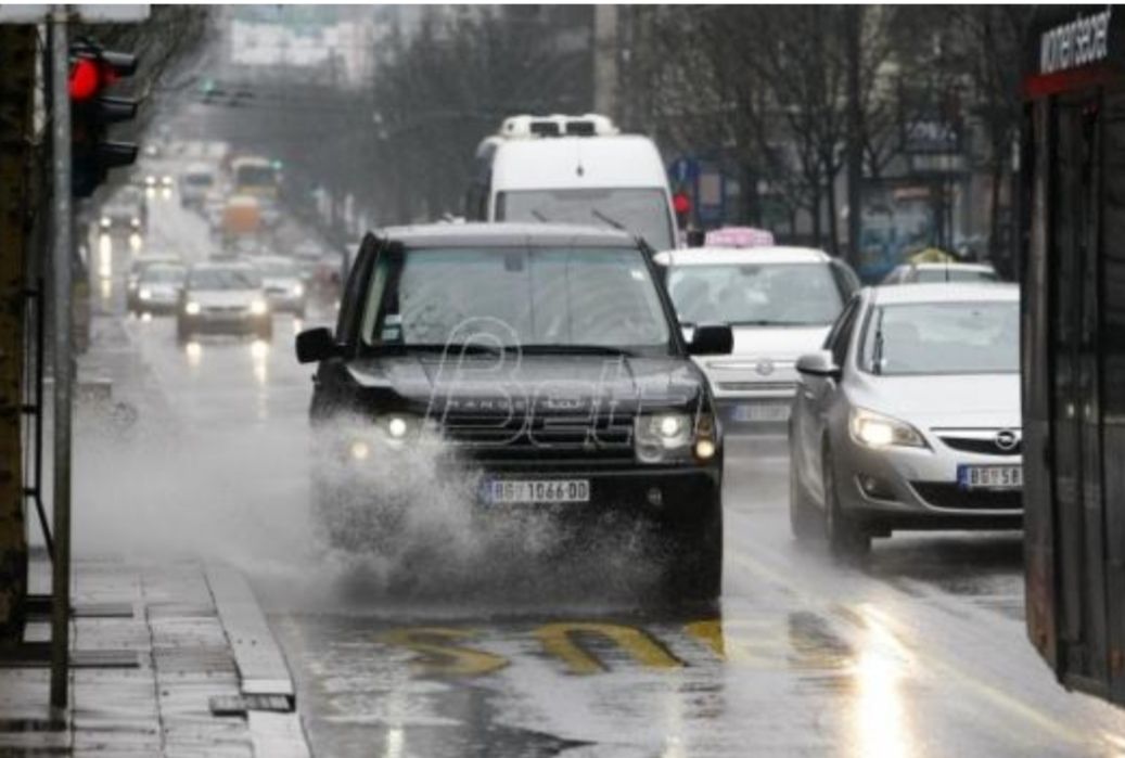 АМСС: Опрезнија вожња због појачаног саобраћаја и мокрих коловоза