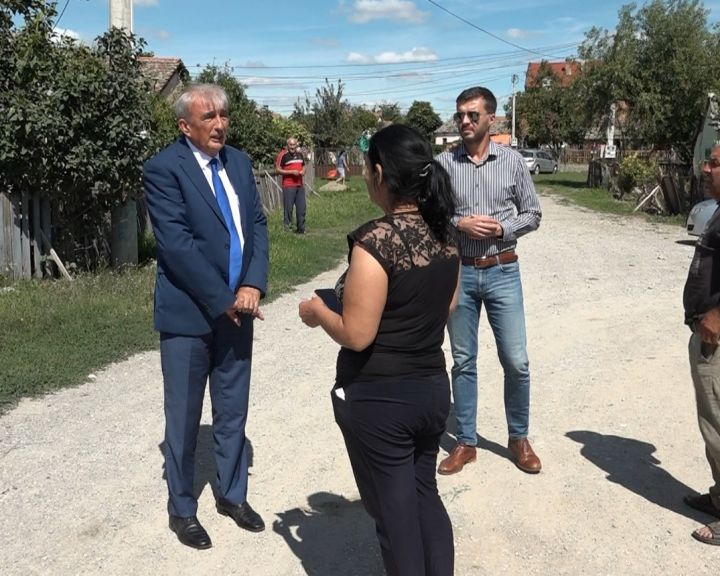 Čupić i Manojlović u razgovoru sa meštanima naselja Šumice