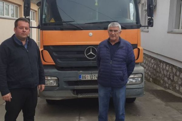 Javno komunalno preduzeće ,,Gradska čistoća“ doniralo kamion-smećar opštini Vladimirci