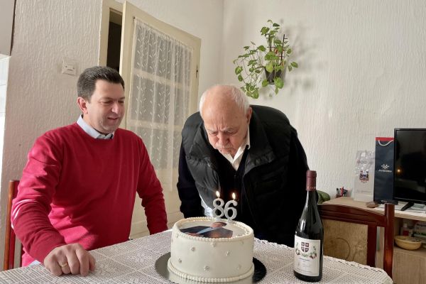 Gradonačelnik Pajić za rođendan obradovao Šapčanina Predraga Avramovića