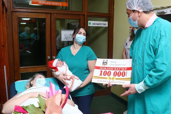 Градоначелник Пајић даривао прворођену бебу у Шапцу ваучером од 100.000 динара