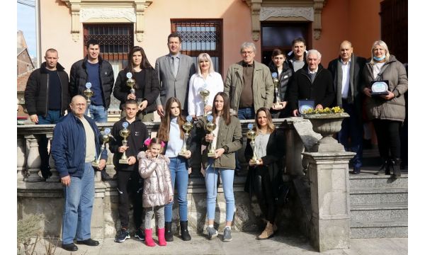 Vredni trofeji u rukama laureata