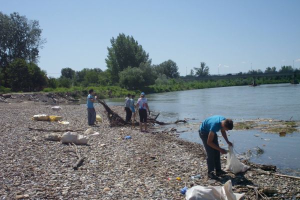 Članovi Udruženja Eko Drina iz Badovinaca čistili obalu reke