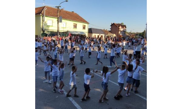 Сунцокрети плесали матурски плес