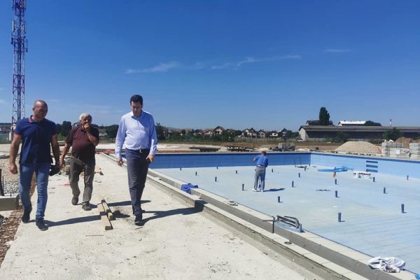 Gradonačelnik obišao radove na izgradnji kompleksa otvorenih bazena