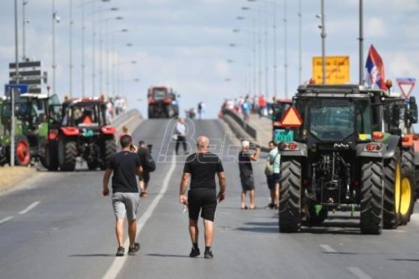 Poljoprivrednici deblokirali Varadinski most i Bulevar Mihajla Pupina u Novom Sadu