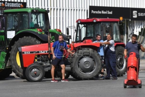 Пољопривредници наставили блокаде саобраћајница у Новом Саду