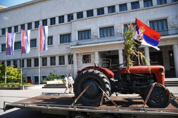 Novi Sad: Poljoprivrednici nastavljaju s blokadom, nezadovoljni pregovorima s Vladom