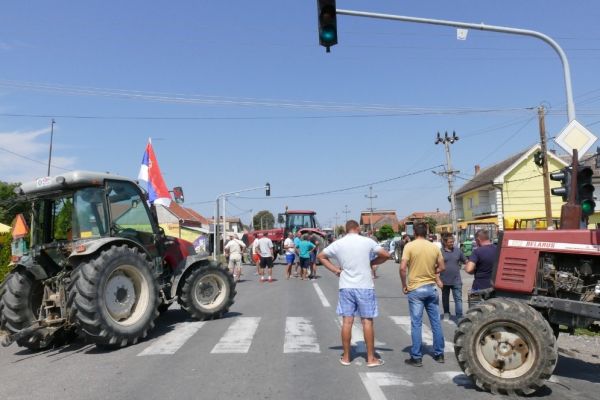 Gluščani dva sata traktorima blokirali centar sela i put S.Mitrovica (Bogatić)-Pavlovića most