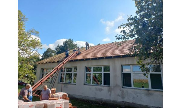 Реконструкција крова школе у Пејиновићу