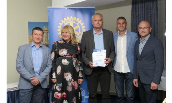 Rotary club Šabac uručio dronove predstavnicima osam šabačkih škola