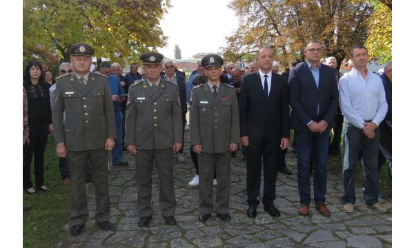 Положени венци на Спомен-комплексу на Доњошорском гробљу