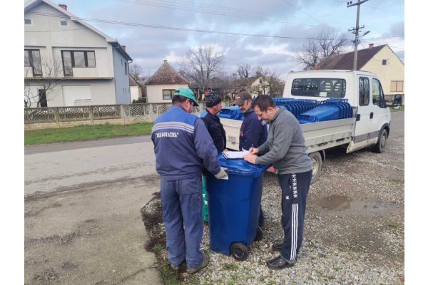 Podela kanti za sakupljanje reciklabirnog otpada domaćinstvima u Bogatiću