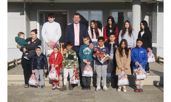 Градоначелник уручио пакетиће деци у зградама социјалног становања