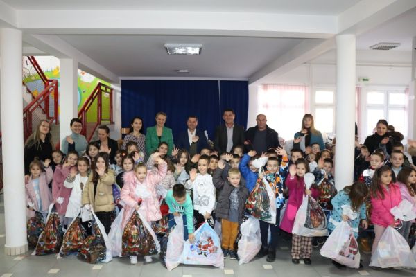 Udruženje preduzetnika opštine Bogatić pomoglo kupovinu paketića za decu iz Leposavića