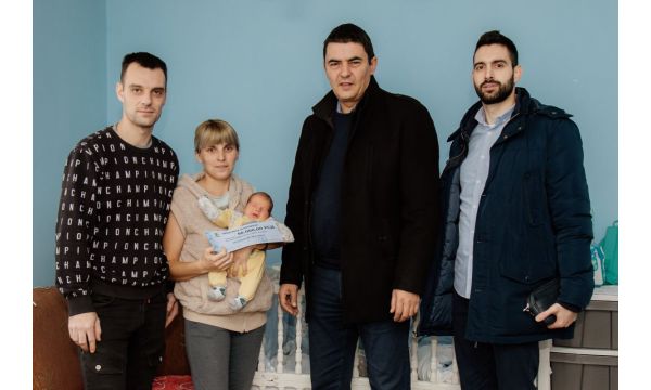 Porodici Živković poklon čestitka od 50.000 dinara