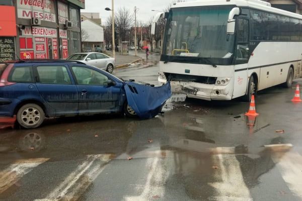 Dve osobe povređene u sudaru automobila i autobusa