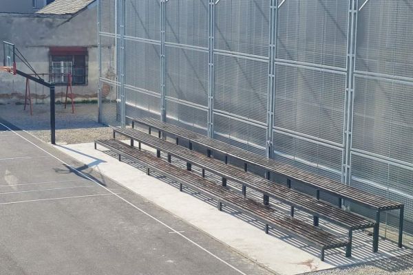 ФОТО- ВЕСТ: Постављене трибине на терену у ОШ "Ната Јеличић"
