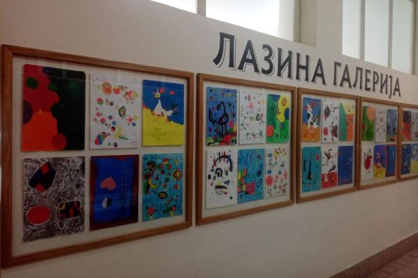 Радови ученика у школској галерији Лазине школе
