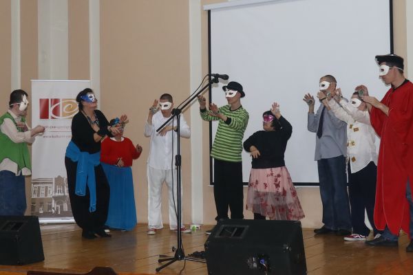Одиграна представа "Скинимо маске, покажимо љубав" у Културном центру