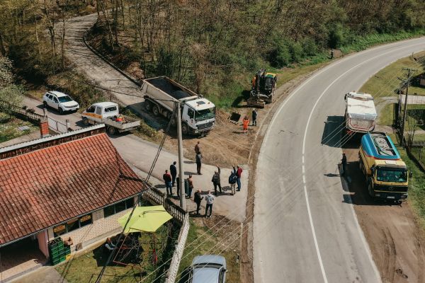 Асфалтиране критичне деонице сеоских путева у општини Љубовија