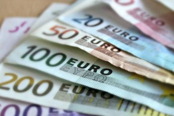 Evro u ponedeljak 117,27 dinara