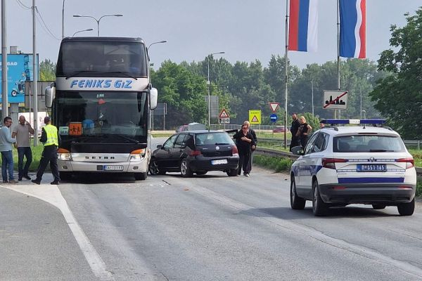Desetoro dece i vodič povređeni u sudaru autobusa i automobila u Šapcu