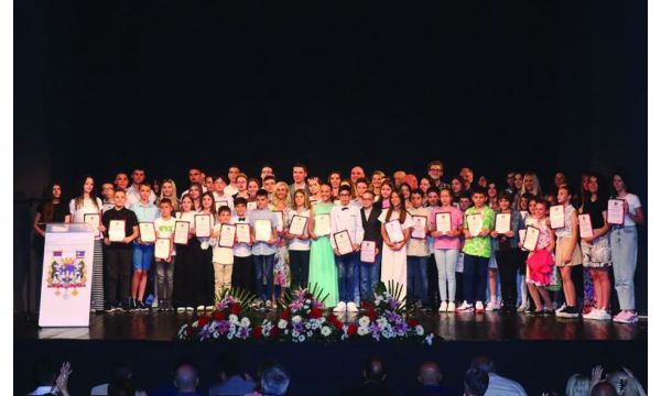 Dodeljene Vidovdanske nagrade  najuspešnijim učenicima  i nastavnicima