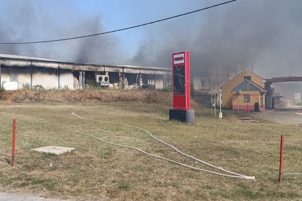 Veliki požar u Volujcu, prioritet preseći put vatri ka benzinskoj pumpi