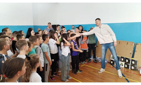 Košarkaš Boriša Simanić posetio osnovnu školu u Bratuncu