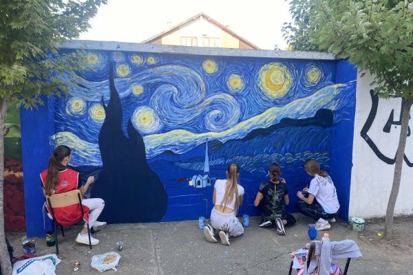 Novi murali u dvorištu OŠ „Laza K. Lazarević“: Osnovci stvaraju čarobna dela